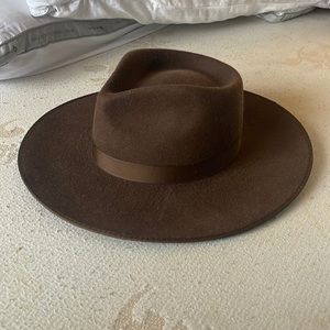 Lack of color big brim hat